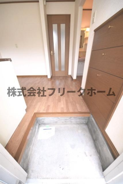 小金井市中町４丁目のアパートの玄関