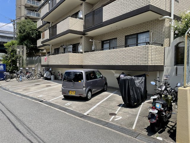 コスモハイツ上野の駐車場