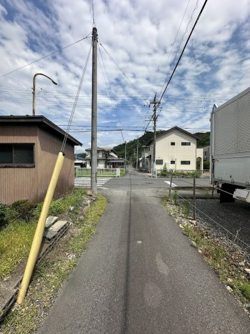 中古住宅　岩崎の前面道路含む現地写真