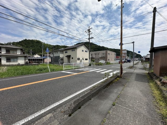 中古住宅　岩崎の前面道路含む現地写真