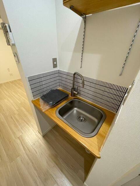 川崎市多摩区栗谷３丁目のアパートのキッチン