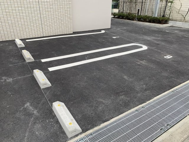 サイレンス服部の駐車場