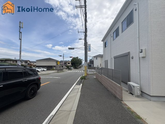 明石市大久保町山手台4丁目　中古戸建の前面道路含む現地写真|●資料・カタログのご請求無料●前面道路は2方、南東側　幅員12ｍ、北東側　幅員6ｍで広々しています！