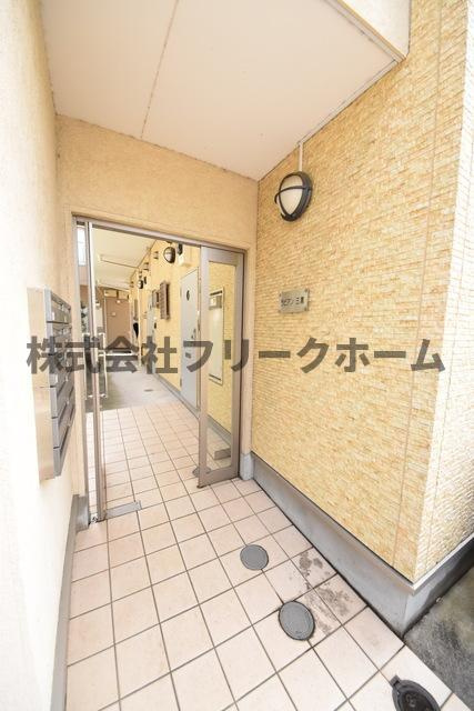 三鷹市上連雀２丁目のアパートのエントランス