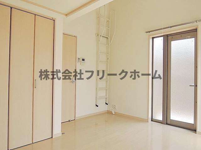 三鷹市上連雀２丁目のアパートの居間・リビング