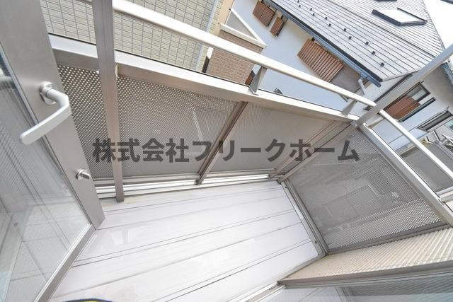 三鷹市上連雀２丁目のアパートのバルコニー