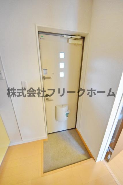 三鷹市上連雀２丁目のアパートの玄関