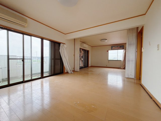 【中古戸建】伊勢崎市境小此木の居間・リビング|■2階洋室｜ナチュラルカラーの床です。模様替えなどとても楽しく工夫できます♪陽当たり、風通しもとても良いので毎日快適な生活スタートです！子供部屋にも良いですね♪