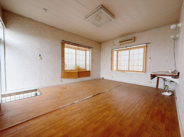 【中古戸建】伊勢崎市境小此木の居間・リビング|■リビング｜時の流れと共に陽射しは装いを変え空間に新たな彩りを与えます。一日中家に居ても飽きることなく過ごすことができる素敵な空間です♪