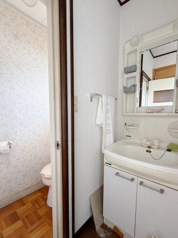 【中古戸建】伊勢崎市境小此木の独立洗面台|■洗面室｜大きな鏡で朝の身支度もラクラク♪毎日の忙しい準備が楽しくなる洗面所です(^^♪
