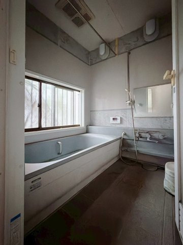 【中古戸建】伊勢崎市境小此木の浴室|■浴室｜デザイン性に優れた浴室♪1日の疲れを癒す、ゆったりとしたバスタイムをぜひお過ごしください(*＾＾*)大きな窓付きで嬉しい♪