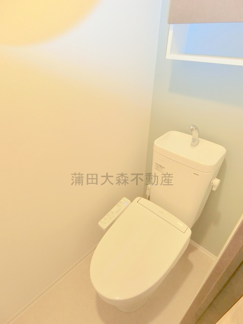 ZOOＭ蒲田EASTのトイレ|棚収納と温水洗浄便座付きのトイレ