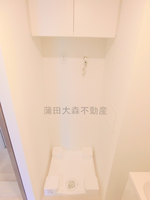 ZOOＭ蒲田EASTの設備|吊戸棚収納付きの洗濯機置き場