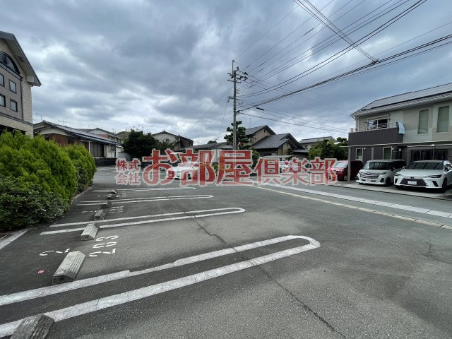 フォレストヒルズ3号館の駐車場|駐車スペースもあります