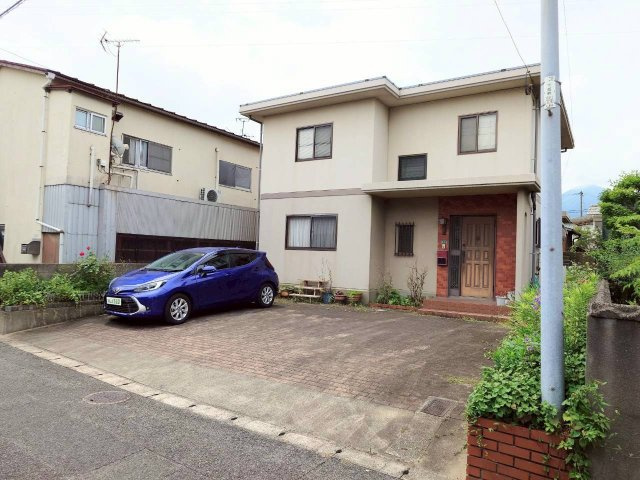 小倉南区下貫一丁目中古戸建の外観|【令和8年6月18日撮影】
整形地なので駐車場の配置が綺麗です♪