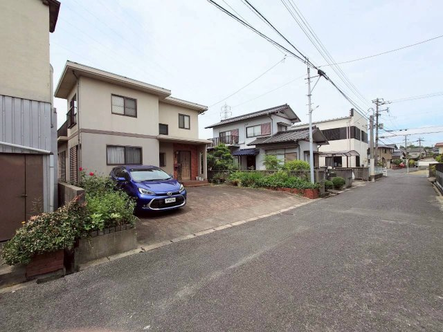 小倉南区下貫一丁目中古戸建の前面道路含む現地写真|【令和8年6月18日撮影】
前面道路は交通量が少ないので安心です♪