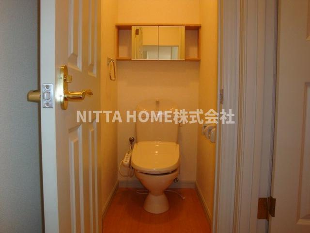 朝来市和田山町玉置のアパートのトイレ|トイレには収納も付いています＊