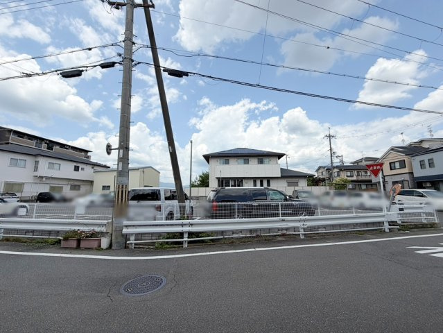 桂上野西町　建築条件無土地|おうちの前は水路を挟んで駐車場となっており、高さのある建物がなく、開放感が感じられます♪（R8.6撮影）