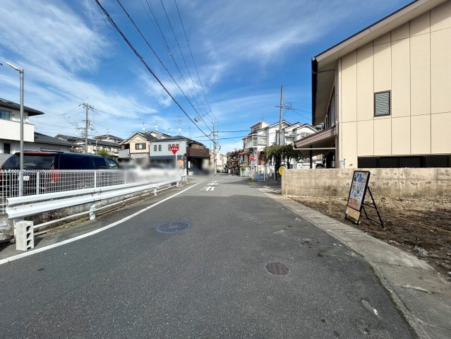 桂上野西町　建築条件無土地|おうちの前は水路を挟んで駐車場となっており、高さのある建物がなく、開放感が感じられます♪（R8.10撮影）