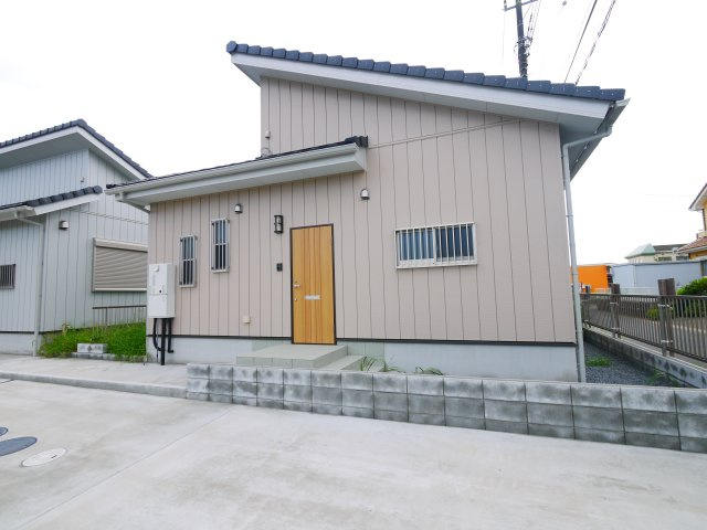 山武市松ケ谷松ケ谷ロ　平家中古戸建の外観|令和3年5月築 2DK平家駐車2台能九十九里海岸まで車約3分 ウッドデッキエアコン2台閑静な分譲地内