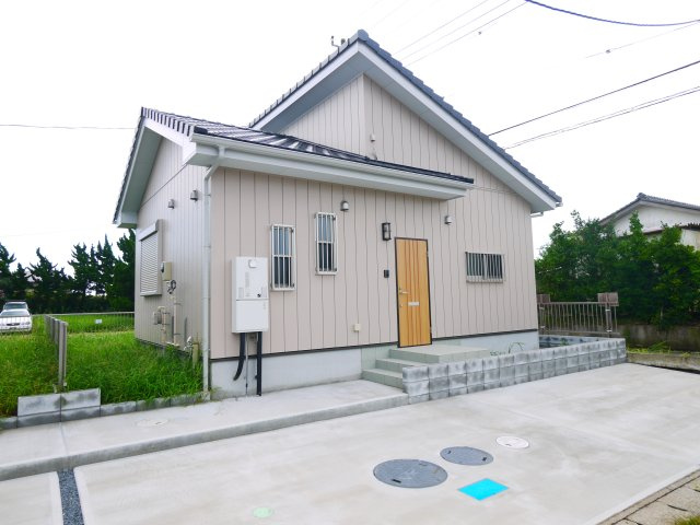 山武市松ケ谷松ケ谷ロ　平家中古戸建の外観|令和3年5月築 2DK平家駐車2台能九十九里海岸まで車約3分 ウッドデッキエアコン2台閑静な分譲地内