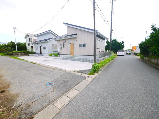 山武市松ケ谷松ケ谷ロ　平家中古戸建の前面道路含む現地写真|令和3年5月築 2DK平家駐車2台能九十九里海岸まで車約3分 ウッドデッキエアコン2台閑静な分譲地内