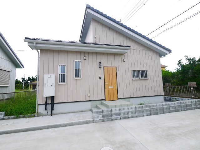 山武市松ケ谷松ケ谷ロ　平家中古戸建の外観|令和3年5月築 2DK平家駐車2台能九十九里海岸まで車約3分 ウッドデッキエアコン2台閑静な分譲地内