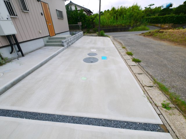 山武市松ケ谷松ケ谷ロ　平家中古戸建の駐車場|令和3年5月築 2DK平家駐車2台能九十九里海岸まで車約3分 ウッドデッキエアコン2台閑静な分譲地内