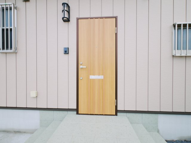 山武市松ケ谷松ケ谷ロ　平家中古戸建の玄関|令和3年5月築 2DK平家駐車2台能九十九里海岸まで車約3分 ウッドデッキエアコン2台閑静な分譲地内