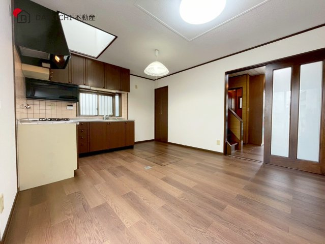 【居間・リビング】 | 桶川市大字上日出谷　中古戸建