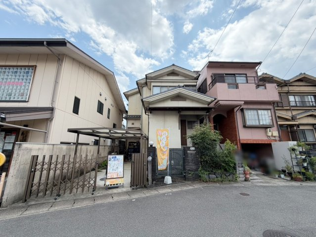 桂上野西町　新築参考Bプラン|現在お土地の上に建物がございますが、更地の状態でお引渡しとなります！（R8.6撮影）