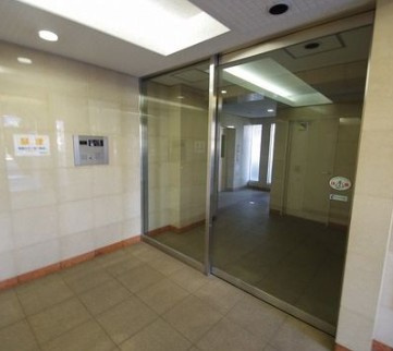 新座市野火止４丁目の賃貸マンションのエントランス