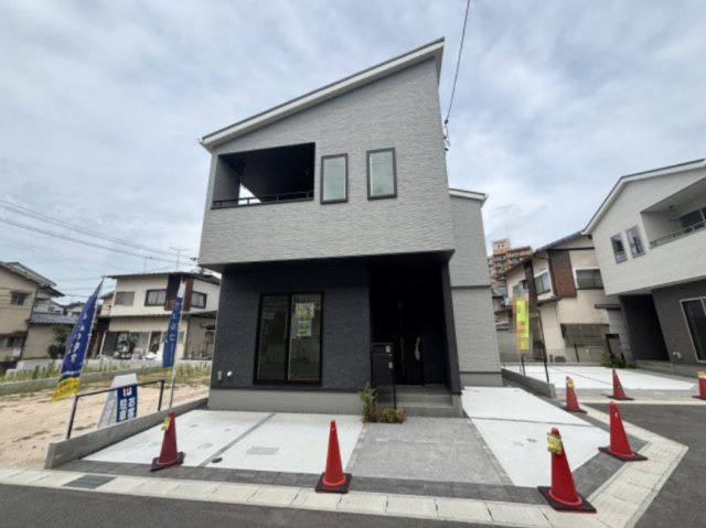 佐伯区皆賀4丁目の駐車場|駐車スペースを確保した住まい。日常のお出かけや来客時にも安心です。
