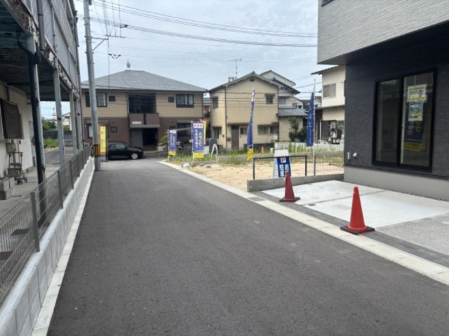 佐伯区皆賀4丁目の前面道路含む現地写真