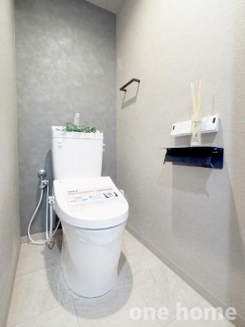 ファミールハイツ北大阪1号棟のトイレ|◆温水洗浄便座付きトイレです！操作がしやすい壁掛けリモコン♪
◆トイレットペーパーホルダーとタオル掛けも備え付けられてあります！