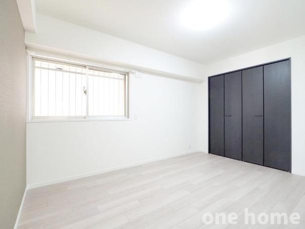ファミールハイツ北大阪1号棟の洋室|◆約6.5帖洋室です！角部屋につき全てのお部屋に窓があり明るいのが嬉しいですね！
◆ワイドなクローゼット完備です！