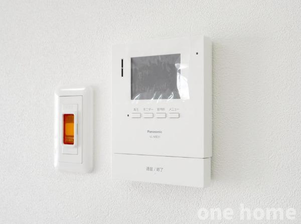 ファミールハイツ北大阪1号棟の設備|◆モニター付きインターホン完備！来訪者の声と顔を確認してから応対ができます！