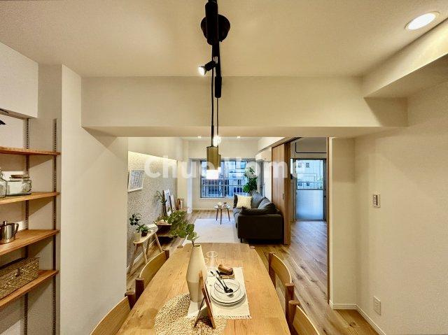 中銀上野パークマンシオンの居間・リビング|【リビングダイニング】一日の中で多くの時間を過すことになるリビングダイニングだからこそ、いつも穏やかな空間であることが必然。爽やかな通風と採光を存分に感じる事が出来る空間です。