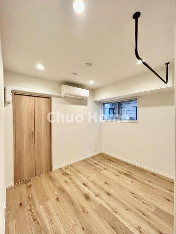 中銀上野パークマンシオンの寝室|【寝室】心と体をゆったりと安らげる主寝室。寝室のゆとりが大きい分だけ、暮らしの安らぎは深まります。一日の疲れを癒すだけでなく、ご夫婦の親密な語らいを紡ぎ出します