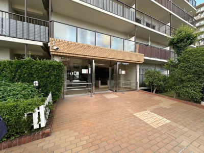 【エントランス】 | 岸和田コーポラス２番館 | 家探しはどうやってするの？から資金のことや住宅ローン、税金や制度のことまで住宅の難しいことをわかりやすく説明いたします♪ 