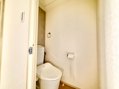 【トイレ】 | 岸和田コーポラス２番館 | 温水便座洗浄便座ですので、寒い日も温かい便座で安心して使用していただけますよ！ 