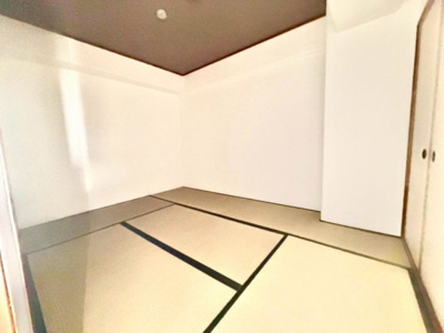 【和室】 | 岸和田コーポラス２番館 | クロス張替えてます！綺麗な壁で室内が明るくなりますね！爽やかな気分でお過ごしいただけますよ！