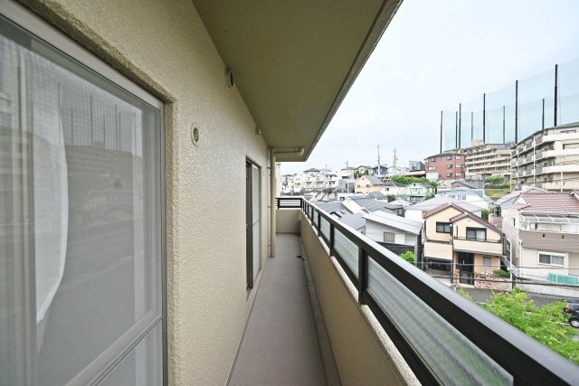 愛宕山ビューハイツのバルコニー|バルコニーに奥行きがあるため、洗濯物の量が多い日でもゆとりを持って干すことができます。
