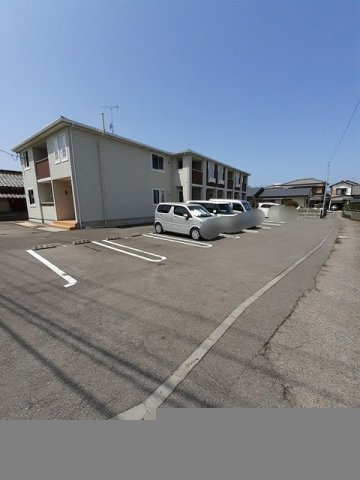 パトロネージュの駐車場