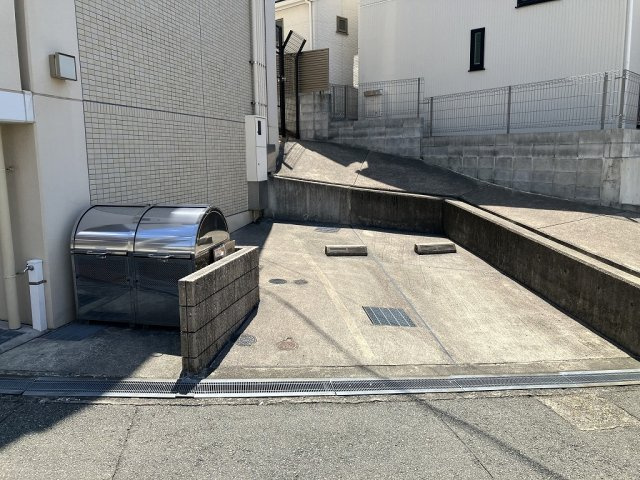 シャンヴェルジェ豊中Ⅲの駐車場