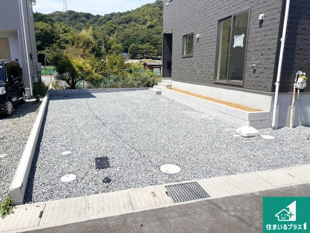 姫路市広畑区西蒲田　第18期　新築一戸建ての駐車場|並列2台駐車可能！ゆとりの駐車スペースで車庫入れもスムーズ！