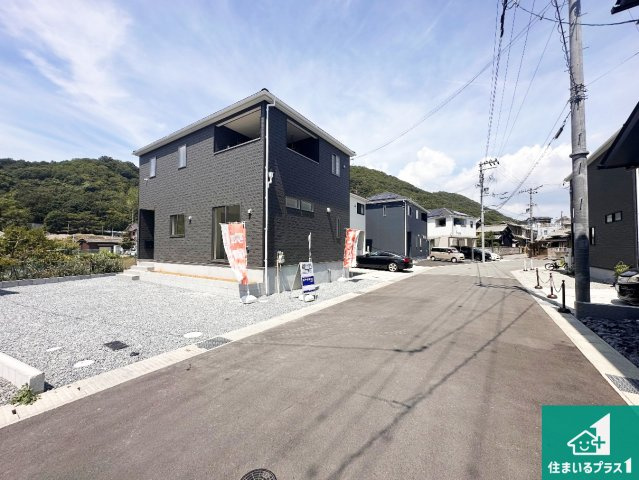 姫路市広畑区西蒲田　第18期　新築一戸建ての前面道路含む現地写真|周辺は閑静な住宅街！前面道路広々で車の出し入れも便利です。駐車が苦手な方でも安心して車庫入れできます！
