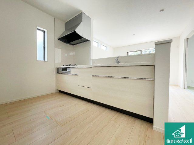 姫路市広畑区西蒲田　第18期　新築一戸建てのキッチン|リビングと統一感があり、使い勝手のいいキッチン。広々としているので、二人並んで作業が出来ちゃいます。お子様と一緒に色々なお料理に挑戦できるスペースがあります。