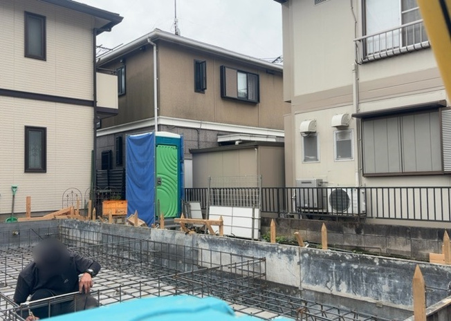 【バルコニー】 | バルコニーは、室外の専用スペースのうち、「屋根がなく開放された空間」であるものを指します。ベランダより広いタイプのものが多く、日当たりもよいため家庭菜園などを楽しみたい人にとって適した環境となります。