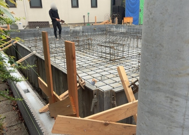 【構造・工法・仕様】 | 木造住宅とは土台、壁、柱など建築物の強度を支える構造体の材に木が使用されている構造を指します。構造体は建物の自重を支えるだけではなく風圧や水圧、積裁荷重などあらゆる衝撃に耐えるための基礎です。